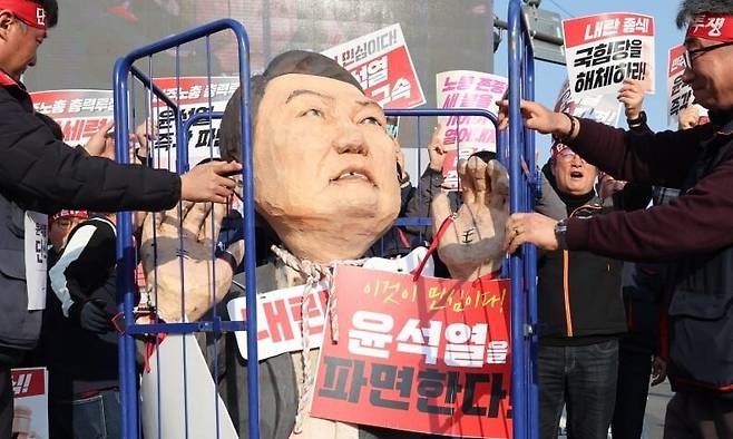 11일 오후 서울 종로구 경복궁 앞에서 내란 종식! 윤석열 즉각 파면! 민주노총 전국단위사업장 대표자 비상 결의대회가 열려 참가자들이 상징의식을 하고 있다. 백소아 기자 thanks@hani.co.kr