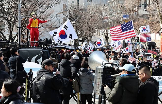 2025년 3월3일 서울 중앙대 정문에서 윤석열 탄핵 찬·반 집회가 열리고 있다. 연합뉴스