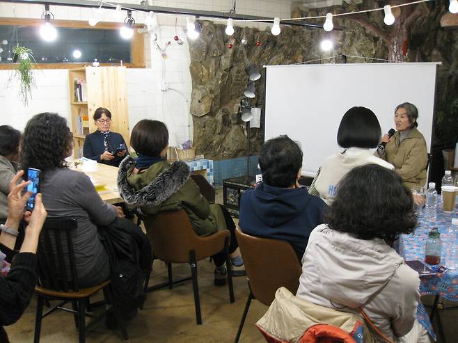 학교 교사로 30년 넘게 일했고, 작가로 여러 권의 책을 냈으며 지금은 경북 상주에서 텃밭 농사를 짓고 있는 김혜련 달과나무 연구위원(맨 오른쪽)은 “자급하는 삶과 몸의 기쁨”을 강조했다. 이유진 기자