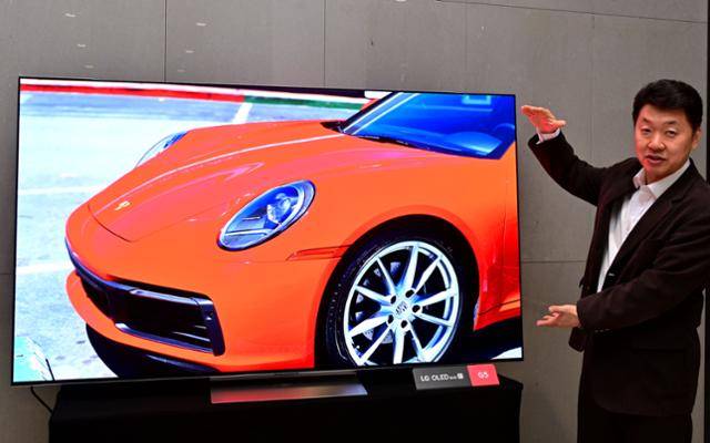 백선필 LG전자 TV상품기획담당 상무가 11일 서울 강서구 마곡 LG사이언스파크에서 열린 브리핑을 통해 2025년 LG TV 신제품을 소개하고 있다. LG전자 제공