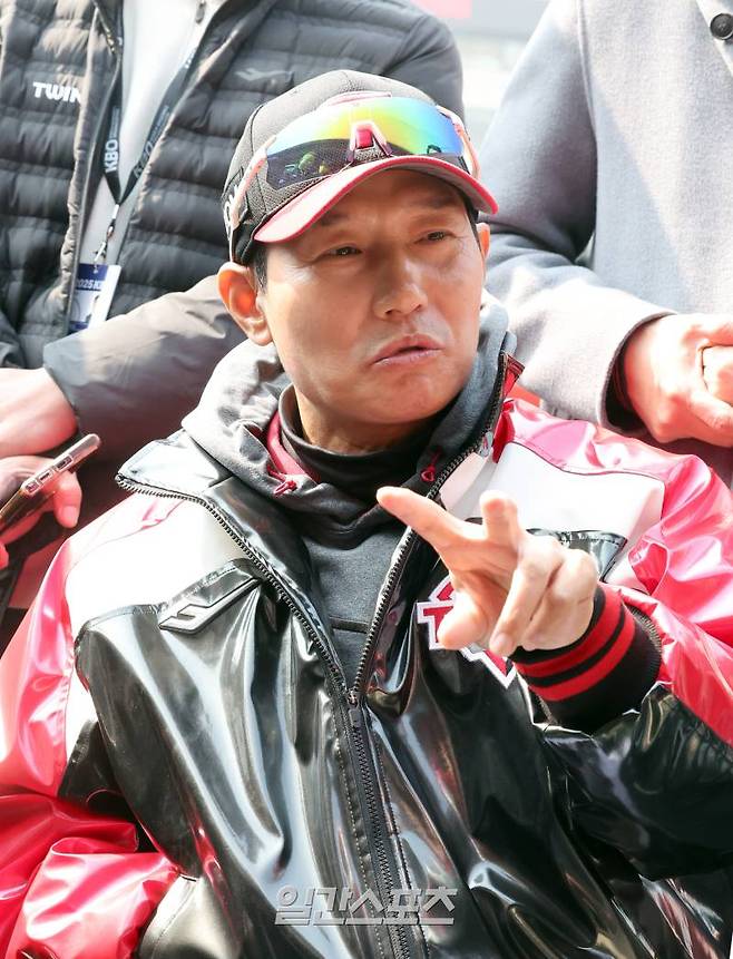 LG 염경엽 감독이 9일 오후 수원 KT위즈파크에서 열리는 2025 프로야구 시범경기 KT와의 경기를 앞두고 취재진들과 인터뷰하고 있다. 수원=정시종 기자 capa@edaily.co.kr /2025.03.09.