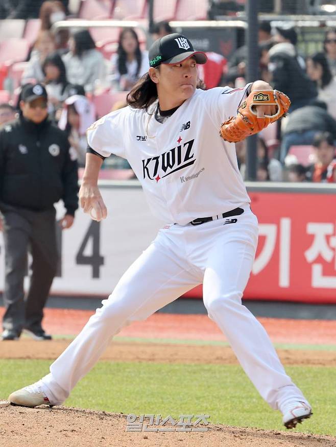 9일 오후 수원 KT위즈파크에서 열린 2025 프로야구 시범경기 LG와 KT의 경기. KT 투수 최동환이 4회 선발 오원석에 이어 등판 역투하고 있다. 수원=정시종 기자 capa@edaily.co.kr /2025.03.09.