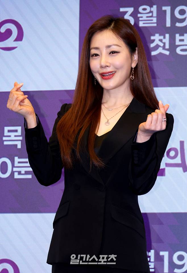 오나라 등 출연진이 12일 오후 서울 마포구 상암동 스탠포드호텔에서 열린 KBS 2TV 새 수목시트콤 ‘빌런의 나라’의 제작발표회에서 포토타임동안 포즈를 취하고 있다. '빌런의 나라’(연출 김영조 최정은, 극본 채우 박광연)는 K-줌마 자매와 똘끼 충만 가족들의 거칠거도 따뜻한 일상을 담은 시추에이션 코미디 드라마이다. 김민규 기자 mgkim1@edaily.co.kr /2025.03.12/