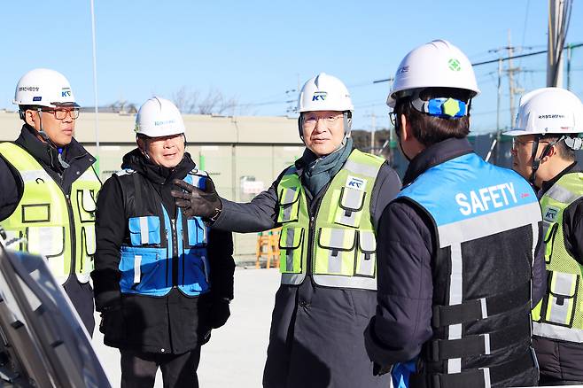 이성해 이사장(가운데)이 지난 2월 강릉~제진철도 건설현장을 점검하고 있다. 사진 국가철도공단