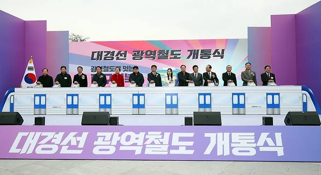 지난해 12월 13일 대경선(대구경북선) 광역철도 개통식이 열렸다.대경선을 운행하는 열차에 한국형 열차제어시스템(K-TCS2)가 첫 적용됐다. 뉴스1