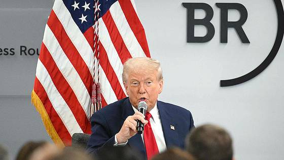 도널드 트럼프 미국 대통령이 11일(현지시간) 워싱턴에서 열린 비즈니스 라운드테이블 행사에서 발얺나고 있다. AFP=연합뉴스