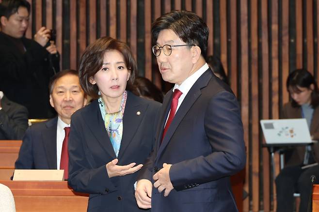 권성동 국민의힘 원내대표와 나경원 의원이 11일 오전 서울 여의도 국회에서 열린 의원총회에서 대화하고 있다.  2025.3.11/뉴스1