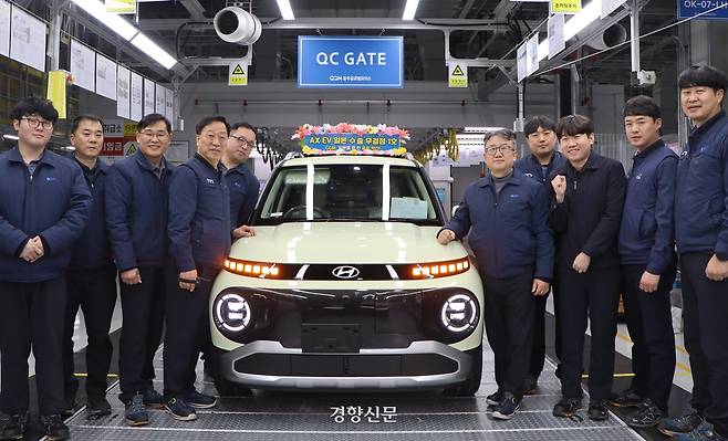 지난 5일 광주에 있는 광주글로벌모터스에서 임직원들이 일본으로 수출될 캐스퍼 일렉트릭 1호 차 생산을 기념하고 있다. 이 차는 핸들이 오른쪽에 있다. GGM 제공.