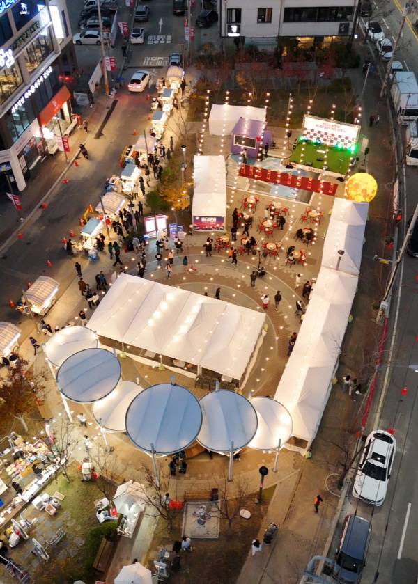 경남 통영의 ‘청년 문화의 거리’ 명물로 떠오른 ‘청년포차’가 올해부터 지역 곳곳 행사장에서 손님을 맞는다. 사진은 지난해 연말 죽림 만남의 광장에서 열린 청년포차. 통영시 제공