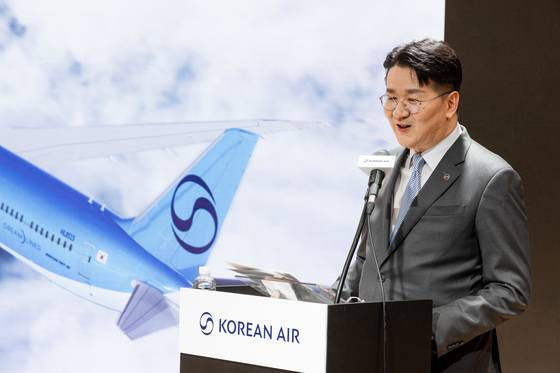 Walter Cho, CEO and chairman of Korean Air, introduces the company's new logo and livery during a press conference at the company’s headquarters in Gangseo District, western Seoul, on March 11. [KOREAN AIR]