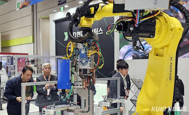 산업 인공지능(AI) 시대를 선도할 미래 제조 혁신 대표 기술을 한자리에서 볼 수 있는 '2025 스마트 공장·자동화 산업전'이 12일 서울 강남구 코엑스에서 사흘간 일정으로 개막했다.