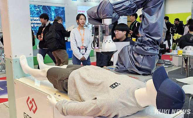 1990년 '한국 국제 공장 자동화 종합전'으로 시작해 올해 35회를 맞은 이 전시회에는 올해 500곳 이상의 국내외 기업이 참가해 2천200여개의 부스에서 최신 제품과 설루션을 선보인다.