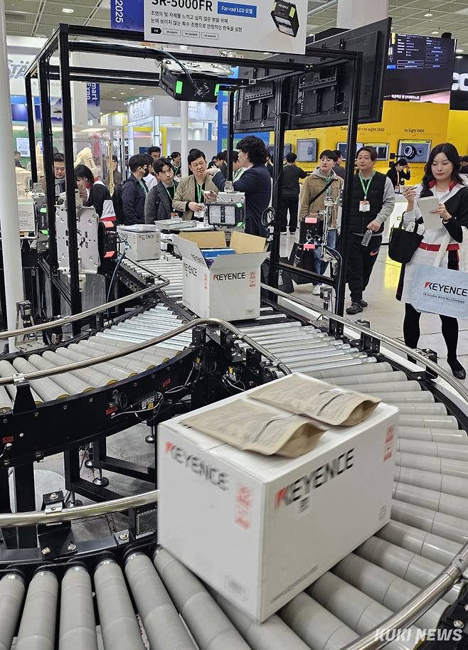 주최 측은 미래 제조 현장이 AI, 디지털 트윈, 로봇, 클라우드·엣지 컴퓨팅 기술과 결합하면서 사전에 설정된 알고리즘에 따라 움직이는 기존 '자동화' 중심의 스마트 공장을 넘어서 AI가 스스로 데이터를 분석해 최적의 공정을 운영하는 AI 기반 '자율제조' 공장으로 진화하고 있는 흐름을 이번 전시에 반영했다고 설명했다.