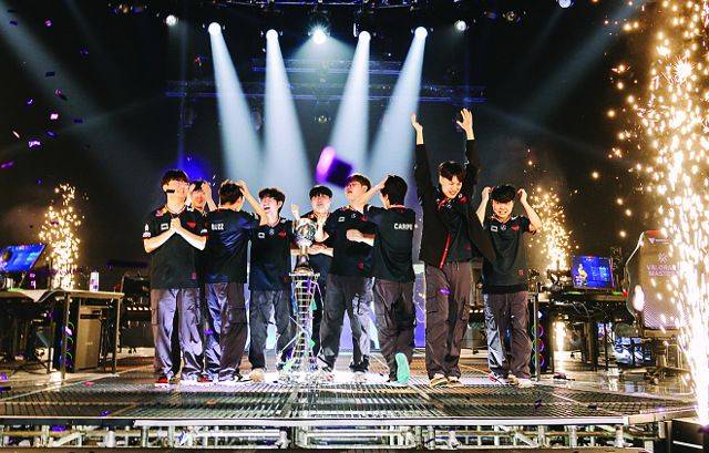 T1 선수단이 지난 2일 태국 방콕에서 열린 발로란트 마스터스 우승을 확정 짓고 기뻐하고 있다. 라이엇 게임즈 제공