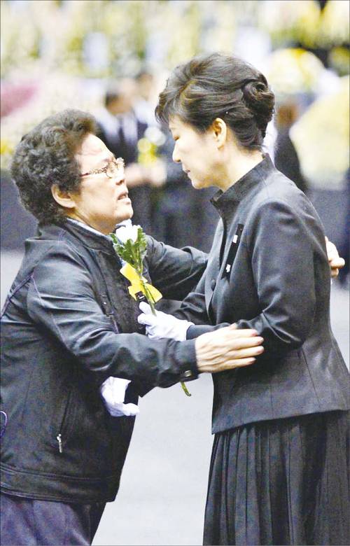 세월호 사태 당시, 박근혜 전 대통령이 유족들을 껴안으며 위로하는 모습을 보이지 않았다. 공식 추도 행사장에만 나타나 지극히 절제된 태도로 일관했다. 그녀는 ‘포옹할 줄 몰랐던 대통령’이었다. (매경DB)