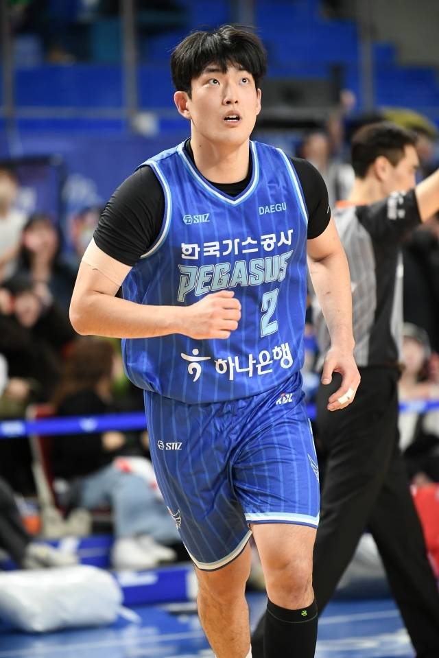 신승민은 올 시즌 한국가스공사의 핵심 전력이다. 공수 밸런스가 좋고 무엇보다 기본적으로 갖추고 있었던 허슬과 수비에 공격까지 장착, 태극마크를 품에 안기도 했다. 잠깐의 부진이 있기도 했으나 극복, 한국가스공사의 전천후 포워드로 올라섰다. 사진=KBL 제공