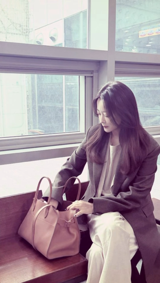 김희선의 기차 여행 사진은 단순한 일상이 아니라 마치 화보 같은 무드를 자아낸다.사진=김희선 SNS