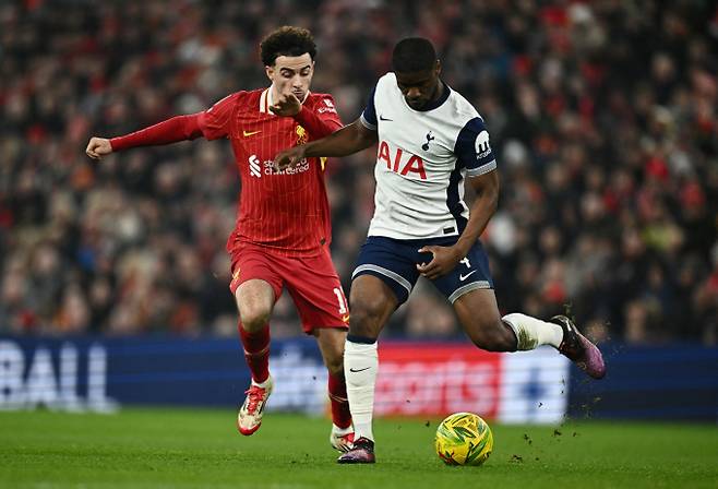 토트넘 홋스퍼 센터백 케빈 단소가 부상으로 쓰러졌다. 사진은 2024-25시즌 토트넘 홋스퍼에서 활약한 케빈 단소의 모습. /사진=로이터