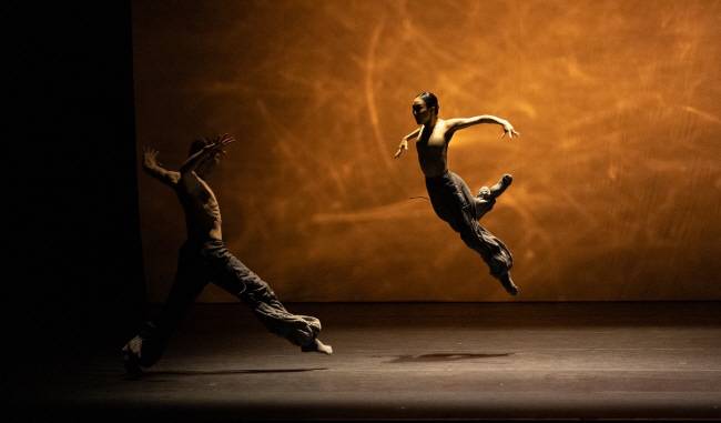 발레리나 채지영(오른쪽)이 토슈즈를 신지 않고 뛰어오르는 모습. 그는 한국예술종합학교 재학 시절부터 고전뿐 아니라 현대 발레에서도 두각을 나타낸 무용수다.  채지영 제공