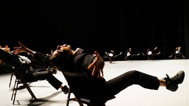 이스라엘 바체바 무용단의 ‘데카당스’ 공연. 이 작품은 프랑스 파리오페라 발레·독일 뒤셀도르프발레단의 무대에도 오른 바 있다.   세종문화회관 제공