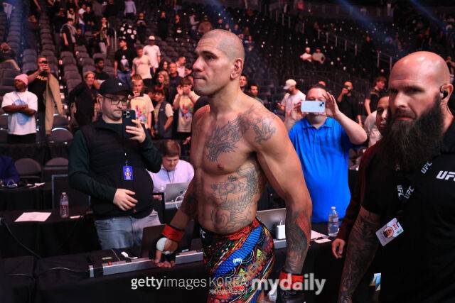 페레이라(가운데)가 안칼라에프에게 패한 후 퇴장하고 있다. /게티이미지코리아