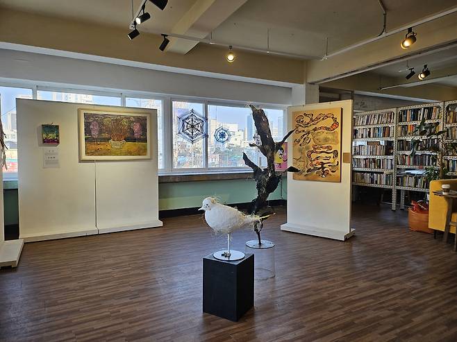 10일 서울 중구 을지공간에서 환경·생태 문제를 주제로 강원 지역의 예술가와 활동가들이 협업한 전시 ‘충돌과 얽힘(Collision & Entanglement)’. 김광우 기자.