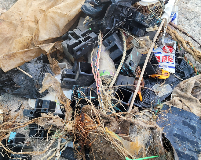 해안가에서 발견된 낚시 쓰레기.[권은정 시민활동가 제공]