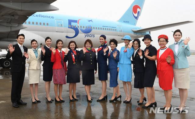 [서울=뉴시스]지난 2019년 10월3일 대한항공 창립 50주년을 기념해 대한항공 승무원과 전직 여승무원 동우회(KASA) 소속 회원들이 역대 유니폼을 입고 있다. (사진=뉴시스DB) 2019.10.03. photo@newsis.com