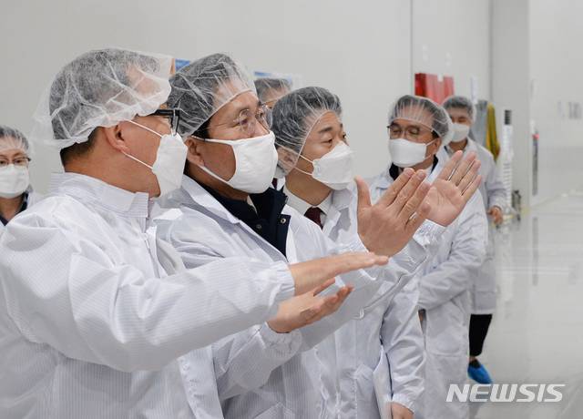 [서울=뉴시스]성윤모 산업통상자원부 장관이 9일 경기 오산시에 위치한 반도체·디스플레이 장비생산 수출기업인 티로보틱스를 방문해 생산라인을 둘러보고 있다. (사진=산업통상자원부 제공)  2020.04.09 photo@newsis.com