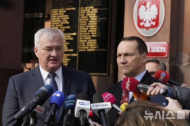 [바르샤바(폴란드)=AP/뉴시스]안드리 시비하 우크라이나 외무장관(왼쪽)과 라데크 시코르스키 폴란드 외무장관이 12일 폴란드 바르샤바에서 공동 기자회견을 하고 있다. 이들은 트럼프 미 행정부가 우크라이나에 대한 군사원조 중단을 해제한 지 하루 만인 12일 폴란드 동부 제슈프의 물류센터를 통해 우크라이나에 대한 미국의 무기 인도가 재개됐다고 말했다. 2025.03.12.