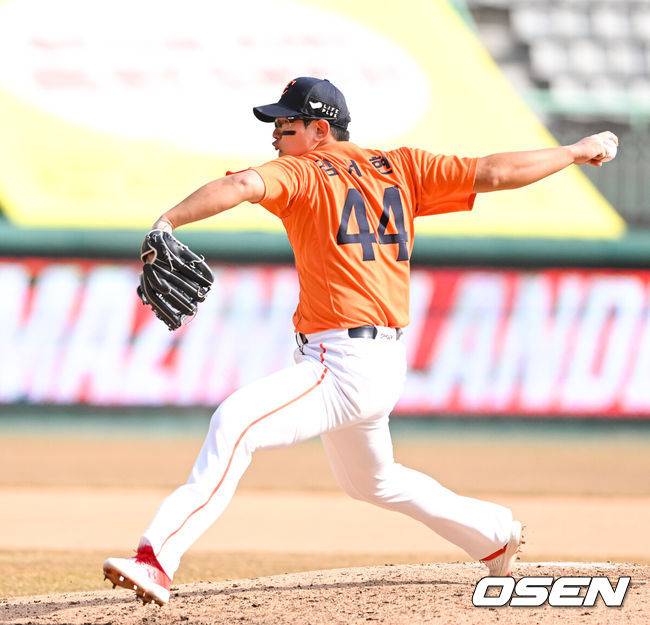 [OSEN=인천, 박준형 기자] 11일 오후 인천 SSG랜더스필드에서 ‘2025 신한 SOL BANK KBO리그’ SSG 랜더스와 한화 이글스의 시범경기가 진행됐다.이날 SSG은 정동윤을, 한화는 와이스를 선발투수로 내세웠다. 8회말 한화 김서현 투수가 역투하고 있다.    2025.03.11 / soul1014@osen.co.kr