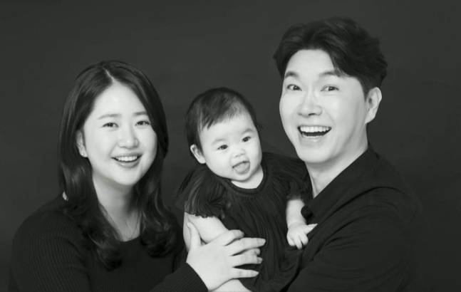 박수홍이 생후 4개월 딸 재이와 함께한 첫 번째 가족사진을 공개했다.&nbsp;KBS 2TV ‘슈퍼맨이 돌아왔다’ 갈무리
