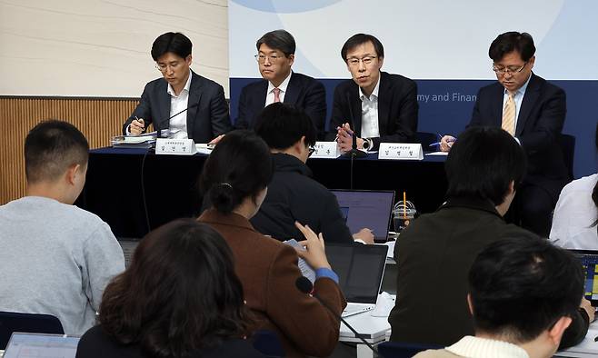 기획재정부 정정훈 세제실장(왼쪽 세 번째)이 지난 11일 정부세종청사 기재부 기자실에서 유산취득세 도입 방안에 관해 설명하고 있다. 왼쪽부터 김완수 상속세개편팀장, 김건영 조세개혁추진단장, 정 실장, 김병철 재산소비세정책관. 연합뉴스