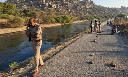 지난 6일 밤 인도인 남성 3명이 인도 남부 카르나타카주(州) 함피시의 한 호수 부근에서 여성 2명을 집단 강간하고, 남성 1명을 물에 빠뜨려 살해했다. 살해 현장을 조사 중인 경찰들. AP 연합뉴스