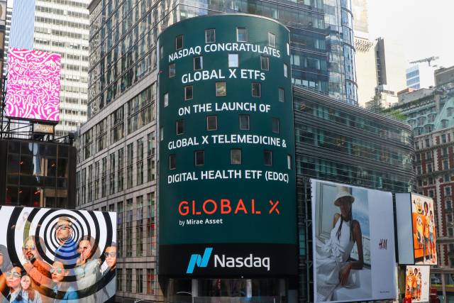 미국 뉴욕 타임스퀘어 나스닥 마켓사이트(NASDAQ MarketSite)에 표시된 'Global X Telemedicine & Digital Health ETF' 상장 축하메세지. 사진 제공=미래에셋자산운용
