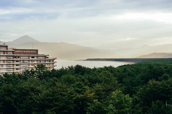 가라쓰 씨사이드 호텔의 전경. 앞쪽으로는 거대한 송림이 펼쳐져 있고 그 뒤로 가라쓰의 바다가 보인다