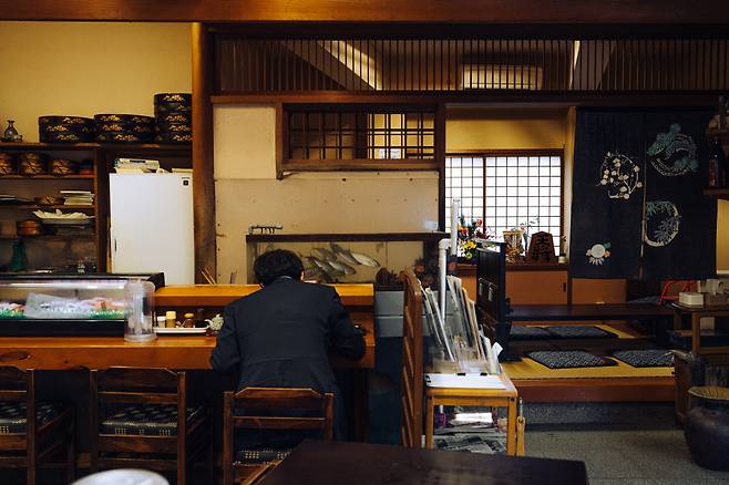 사카모토 내부에는 전갱이가 헤엄치는 어항이 자리한다&nbsp;