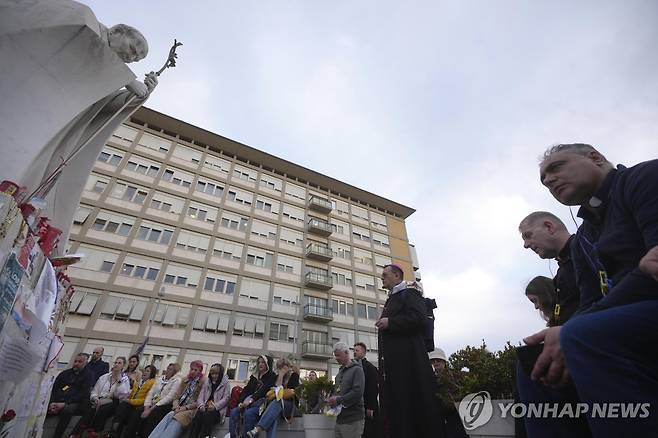 교황 입원한 로마 제멜리 병원에서 쾌유 기원하는 사람들 [AP 연합뉴스 자료사진. 재판매 및 DB 금지]