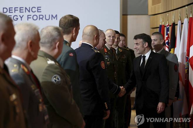 11일 각국 군 참모총장과 만난 마크롱 대통령 [AP 연합뉴스 자료사진 재판매 및 DB 금지]