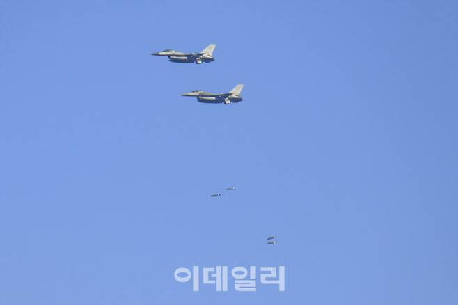 KF-16 전투기가 표적을 향해 MK-82 폭탄을 투하하고 있다. (사진=공군)