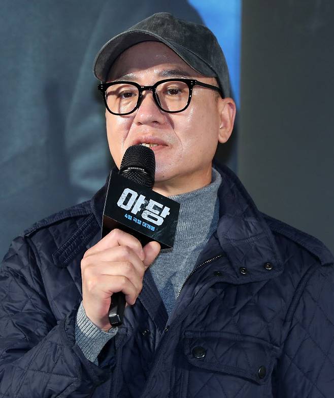 황병국 감독이 13일 오전 서울 강남구 메가박스 코엑스에서 열린 영화 ‘야당’ 제작보고회에서 인사말을 하고 있다.(사진=뉴시스)