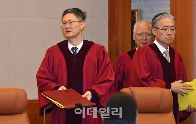 [이데일리 방인권 기자] 이창수 중앙지검장 등 검사 3인 및 최재해 감사원장에 대한 탄핵심판이 열린 13일 오전 서울 종로구 헌법재판소에서 문형배 헌법재판소장 권한대행을 비롯한 재판관들이 심판정으로 들어서고 있다.