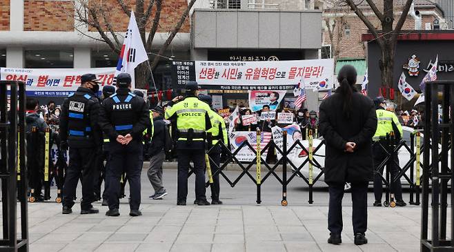 12일 윤석열 대통령 탄핵심판 선고를 앞두고 서울 종로구 헌법재판소 주변에 경찰이 배치돼 있다.(사진=연합뉴스 제공)