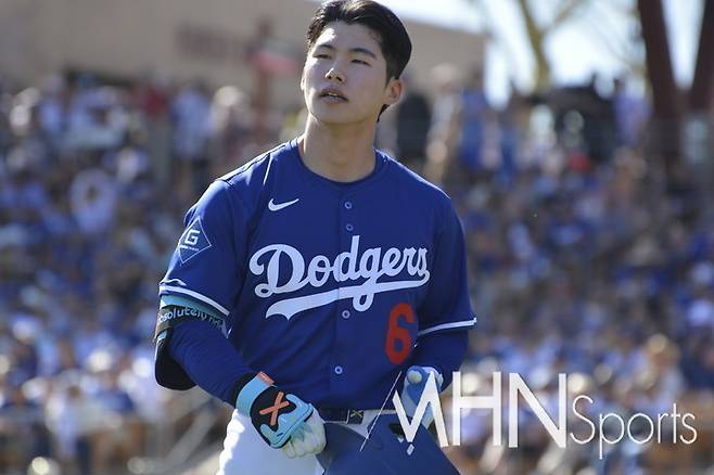 (김혜성이 스프링캠프 경기에서 삼진을 당한 뒤 아쉬운 표정을 짓고 있다)