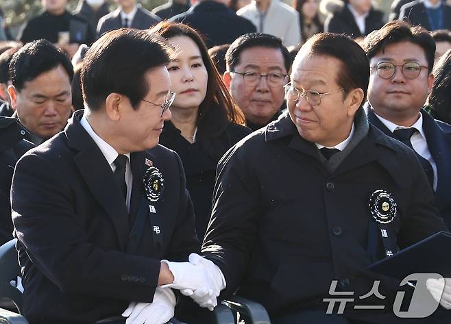 권영세 국민의힘 비상대책위원장과 이재명 더불어민주당 대표가 3일 오전 서울 여의도 국회에서 열린 고 김수한 전 국회의장 영결식에서 악수하고 있다. 2025.1.3/뉴스1 ⓒ News1 김민지 기자