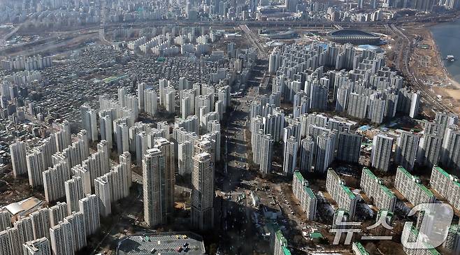 서울 송파구 롯데월드타워 서울스카이에서 바라본 서울 송파구 잠실 아파트단지 모습. 2025.2.13./뉴스1 ⓒ News1 박세연 기자