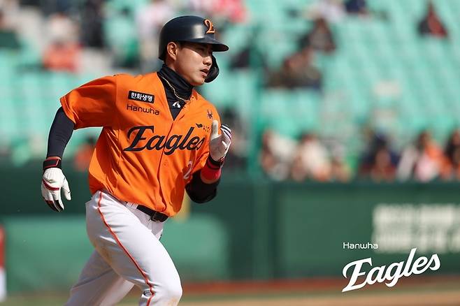 한화 심우준이 10일 인천SSG랜더스필드에서 열린 2025 KBO리그 시범경기 SSG전에서 안타를 때리고 있다. 사진 | 한화 이글스