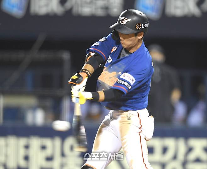 한화 황영묵이 6일 잠실야구장에서 열린 2024 KBO리그 LG와 경기 9회초 2사1,2루 1타점 중전안타를 치고 있다. 잠실 | 최승섭기자 thunder@sportsseoul.com