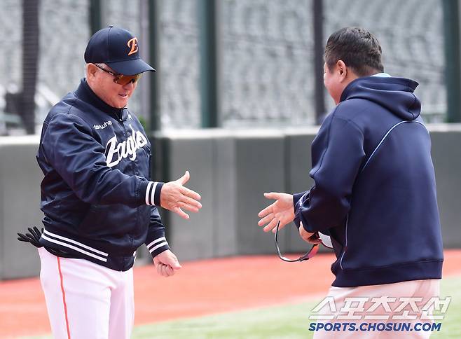 인사를 나누고 있는 한화 김경문 감독과 롯데 김태형 감독.