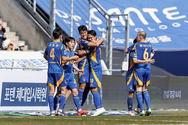 울산문수축구경기장/ K리그1/ 울산HDFC vs 제주SKFC/ 울산 허율 득점,김영권,단체/ 골 세레머니/ 사진 김재훈